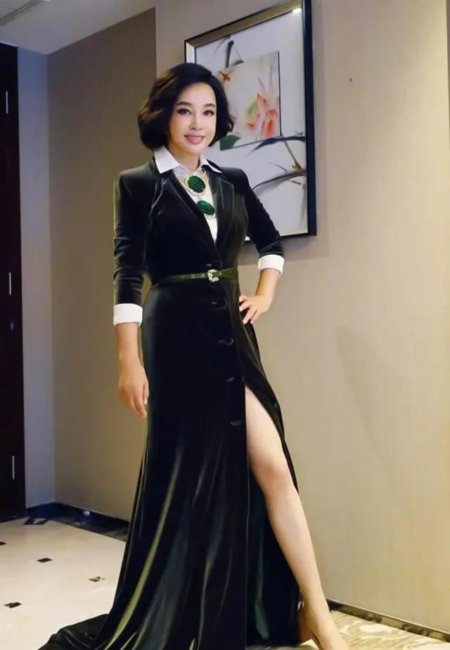 刘晓庆太招摇,礼服开叉到大腿,坐下还得靠手遮!玉女腿50后罕见