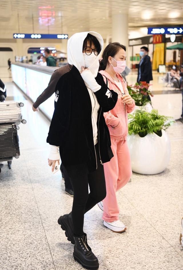 许晴罕见走机场,鞋子让人一言难尽,素颜肤色黝黑暴露真实状态