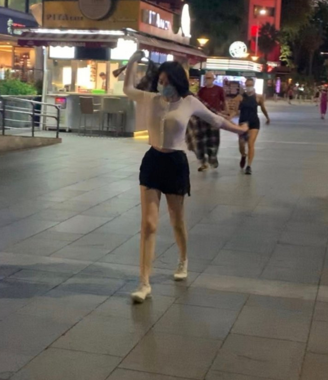许晴罕见走机场,鞋子让人一言难尽,素颜肤色黝黑暴露真实状态
