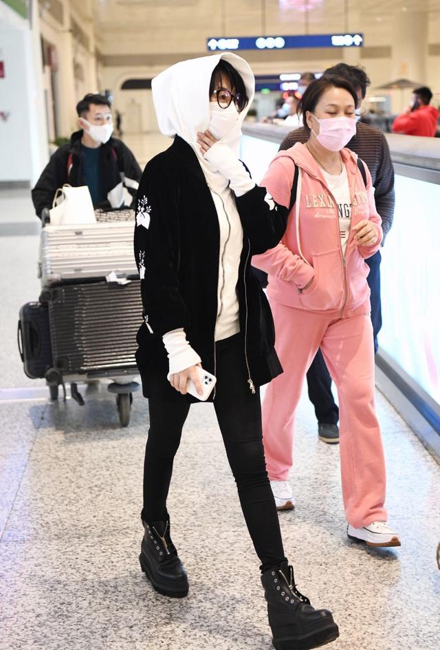 许晴罕见走机场,鞋子让人一言难尽,素颜肤色黝黑暴露真实状态