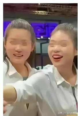 姑娘  走光-上海宾利车展疑似女销售员不穿内裤下蹲走光，别有用心者可恶