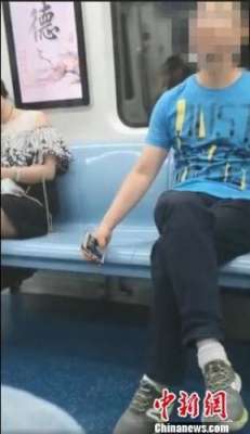 自慰偷拍员工-男子西安地铁内偷拍女性隐私部位 目前已被行拘