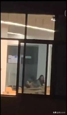 大学生情侣酒店艳照-大学情侣在教室“啪啪”，几百学生跑去围观，道德素质情操在哪里