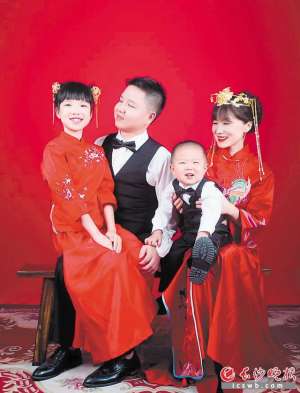 baby同款自拍杆-朋友圈晒最美全家福，长沙换装自拍走红