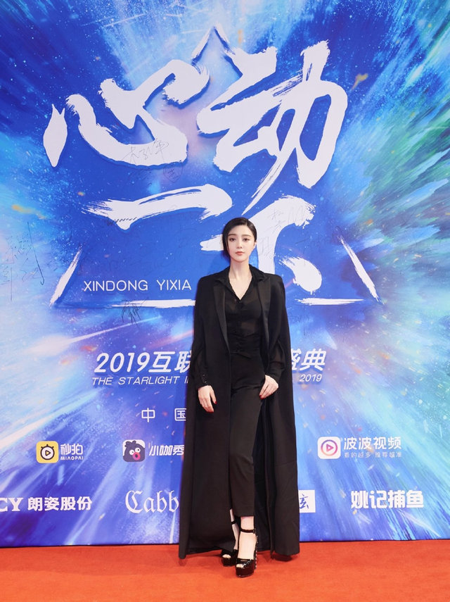 许晴罕见走机场,鞋子让人一言难尽,素颜肤色黝黑暴露真实状态