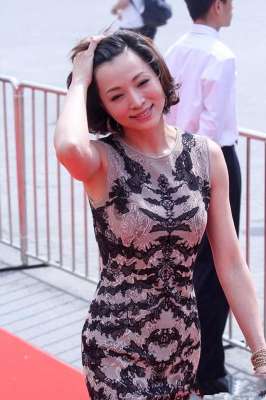 董卿 走光-董卿身材是真好，穿紧身针织裙秀玲珑曲线美，现场撩头发眼神自信