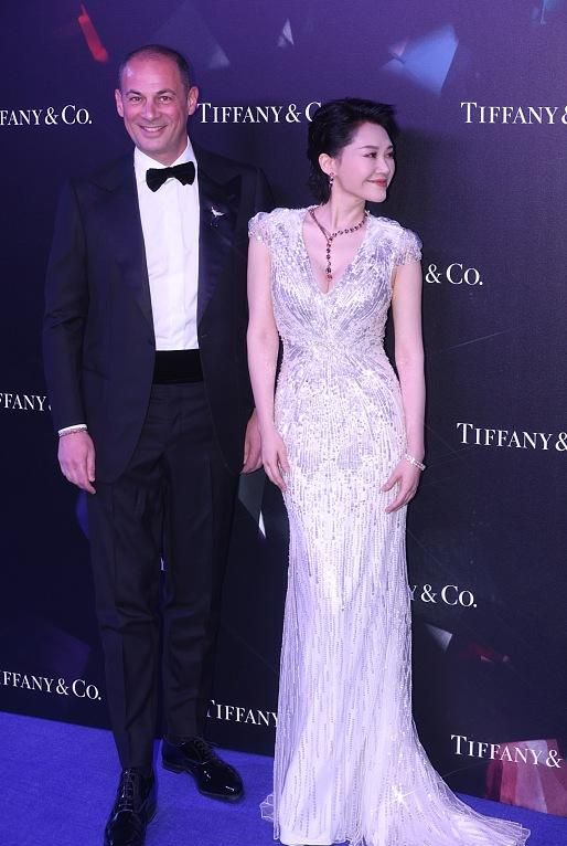 许晴罕见走机场,鞋子让人一言难尽,素颜肤色黝黑暴露真实状态