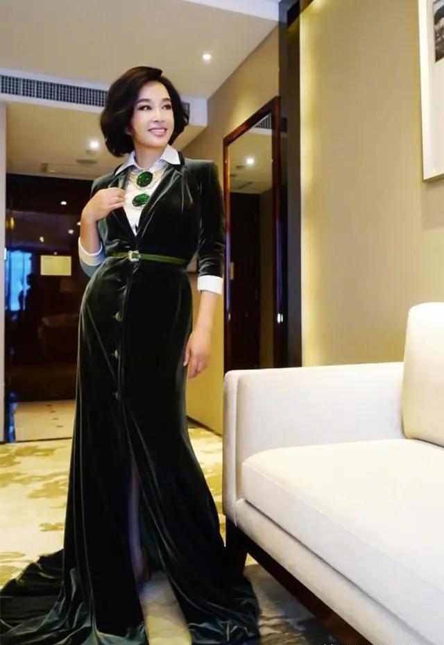刘晓庆太招摇,礼服开叉到大腿,坐下还得靠手遮!玉女腿50后罕见