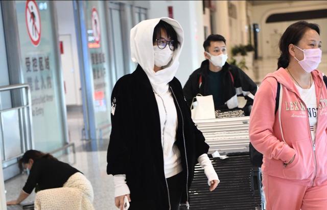 许晴罕见走机场,鞋子让人一言难尽,素颜肤色黝黑暴露真实状态