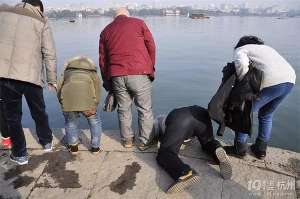 自拍杆会不会把手机夹坏-iPhone掉进湖里都怪自拍杆忙活半小时，结果