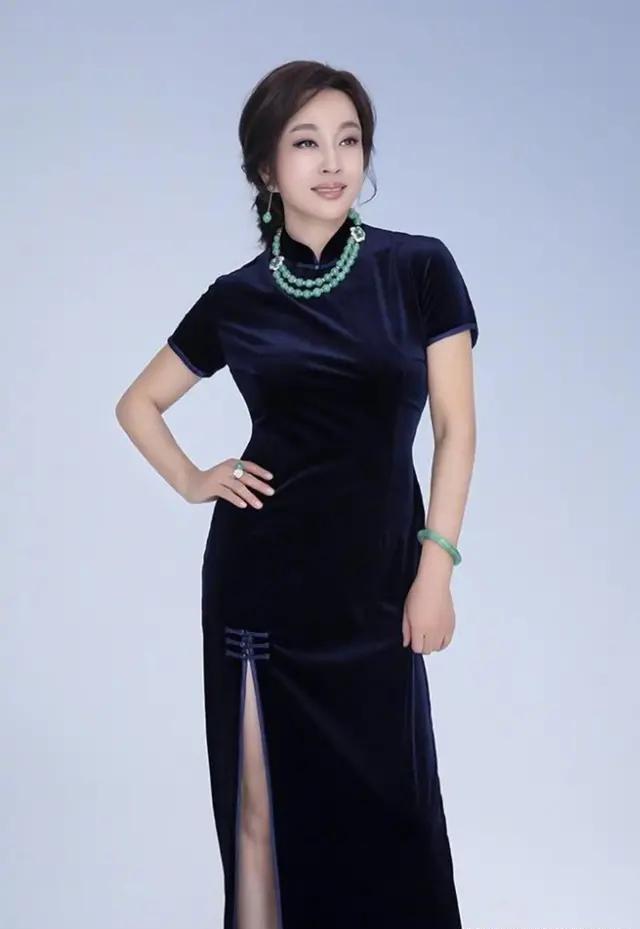刘晓庆太招摇,礼服开叉到大腿,坐下还得靠手遮!玉女腿50后罕见