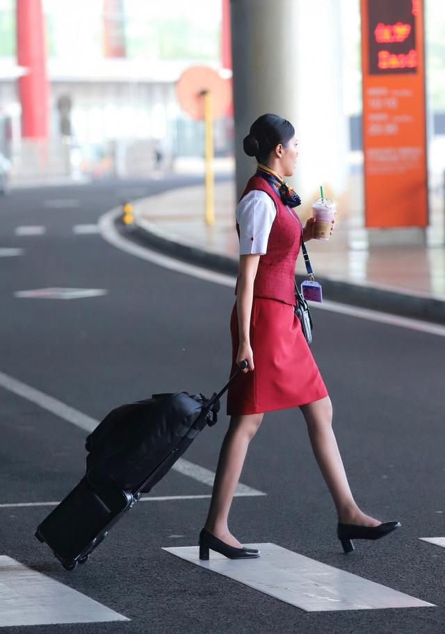 南航空姐“内衣门”事件曝光:空姐纵欲的人生,揭露了背后产业链