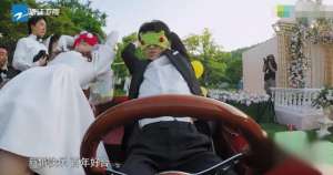 美女闯关走光-游戏环节郑恺整新人，拽掉郭麒麟裤子后大笑，郭麒麟反应太真实