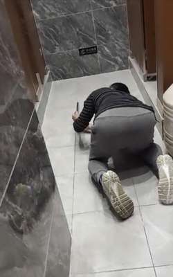 美女公园被偷拍-太猥琐贵州一眼镜男女厕跪地偷拍，被女游客抓现行，警方介入