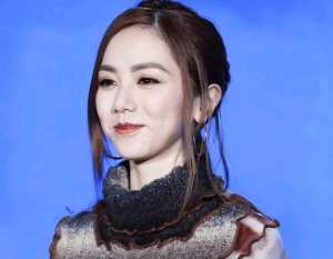 邓紫棋走光 图片-邓紫棋晒泳装，细腰美背曲线曼妙，粉丝直呼在玩火，给她P图遮挡