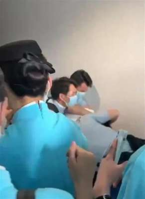偷拍女人公厕-警方通报“航空公司一员工偷拍”：潜入空勤基地女厕所，用手机偷拍时被当事人当场发现