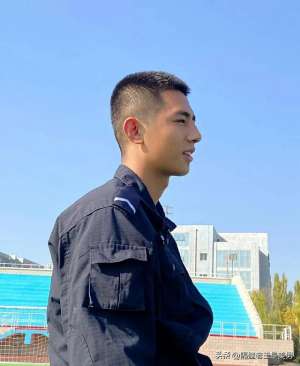 学生自拍照男-这个00后警校生也太帅了吧，果然长得帅的都上交给国家了