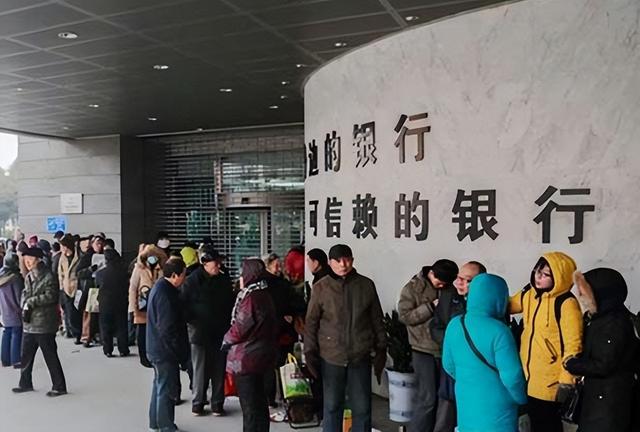 南航空姐“内衣门”事件曝光:空姐纵欲的人生,揭露了背后产业链