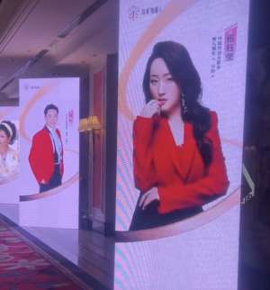 女星图片走光图片-56岁温碧霞酒宴穿着大胆，前面一块布不穿内衣，频走光画面遭疯传