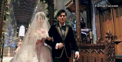 昆凌晒美照，不慎“走光”，疑似周董小号霸道留言，不愧是醋王！