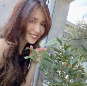 刘雯自拍-50岁工藤静香晒自拍少女感强，光希穿刘雯联名吊带裙裙，锁骨平直