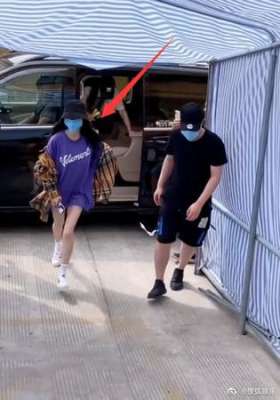 大街内裤偷拍图片-杨幂遭偷拍裤底变态紧贴她弯腰狂拍，粉丝亲眼目睹气炸