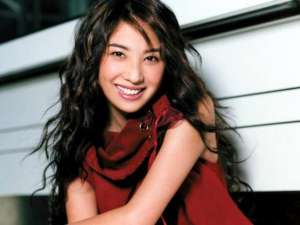 泳池女生走光-她是香港知名女星，曾因队友扯掉裤子当众走光，后树枝穿肺险丧命