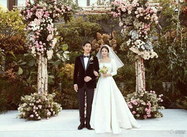 双宋婚礼高清图来了！宋慧乔婚纱首曝光，他俩还在现场玩自拍