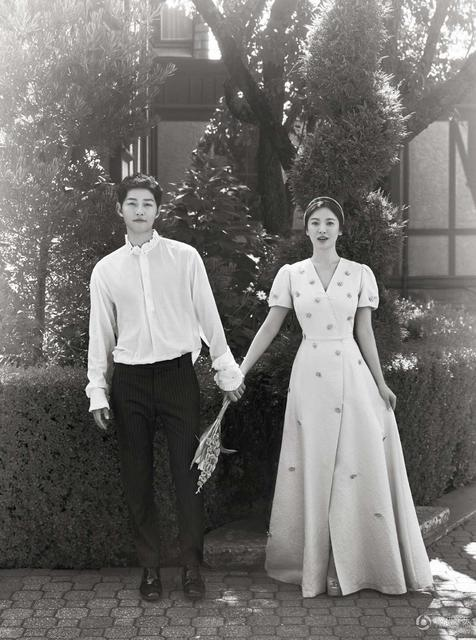 双宋婚礼高清图来了！宋慧乔婚纱首曝光，他俩还在现场玩自拍