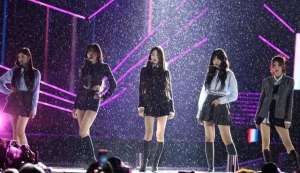 韩国模特的走光-韩国女明星太敬业，上衣开了，鞋底掉了，下大雨，还在坚持表演
