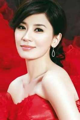 天津美女走光-48岁贾静雯得急病后续化妆后出镜依然憔悴，脸色难看黑眼圈走光