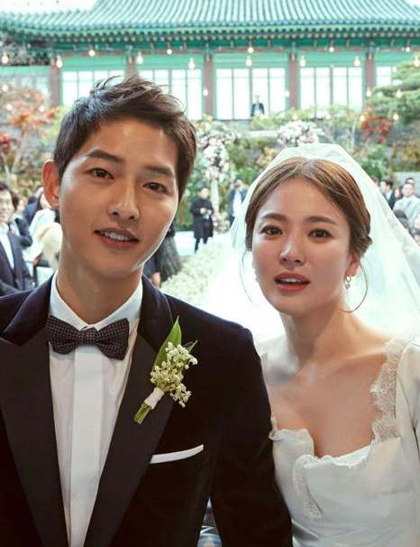 双宋婚礼高清图来了！宋慧乔婚纱首曝光，他俩还在现场玩自拍