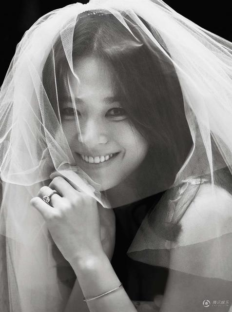 双宋婚礼高清图来了！宋慧乔婚纱首曝光，他俩还在现场玩自拍