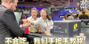 走光大腿-宾利穿短裙女销售下蹲走光，疑似没安全裤