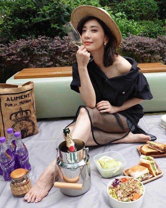 48岁贾静雯得急病后续！化妆后出镜依然憔悴，脸色难看黑眼圈走光