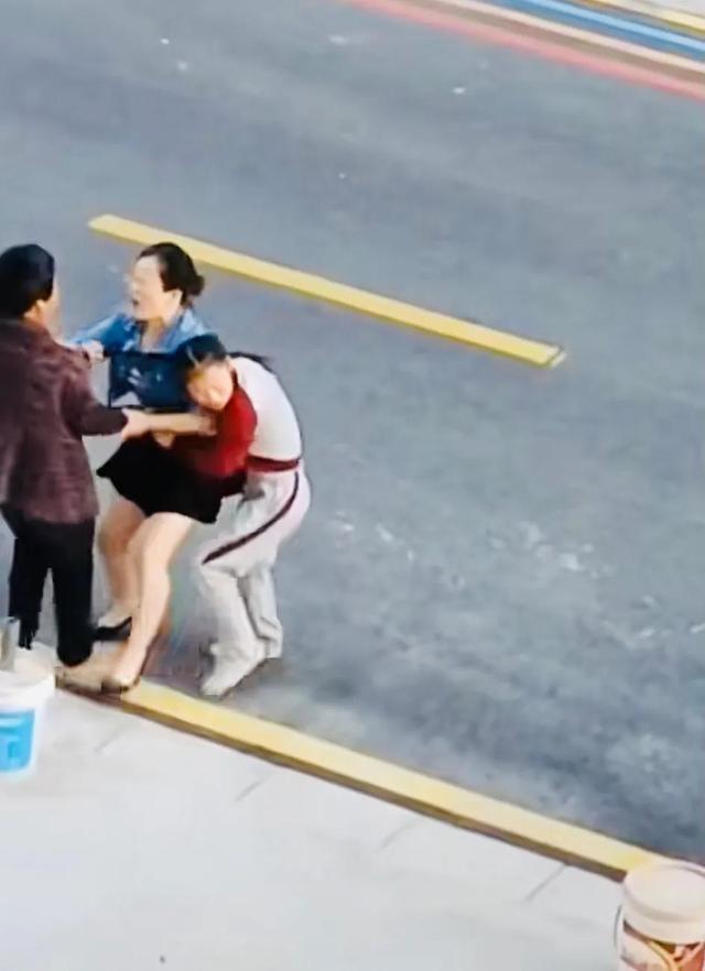 江苏祖孙三人大街上大打出手,没有一个对的,都应该受到严厉批评