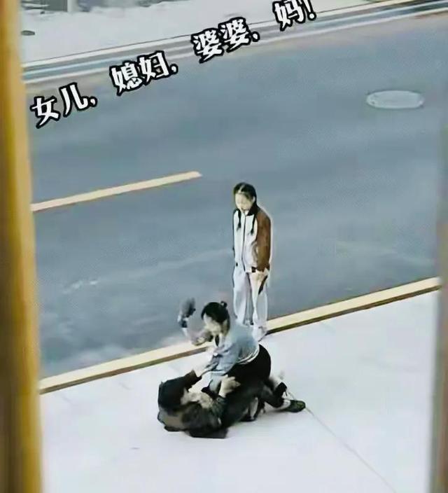 江苏祖孙三人大街上大打出手,没有一个对的,都应该受到严厉批评