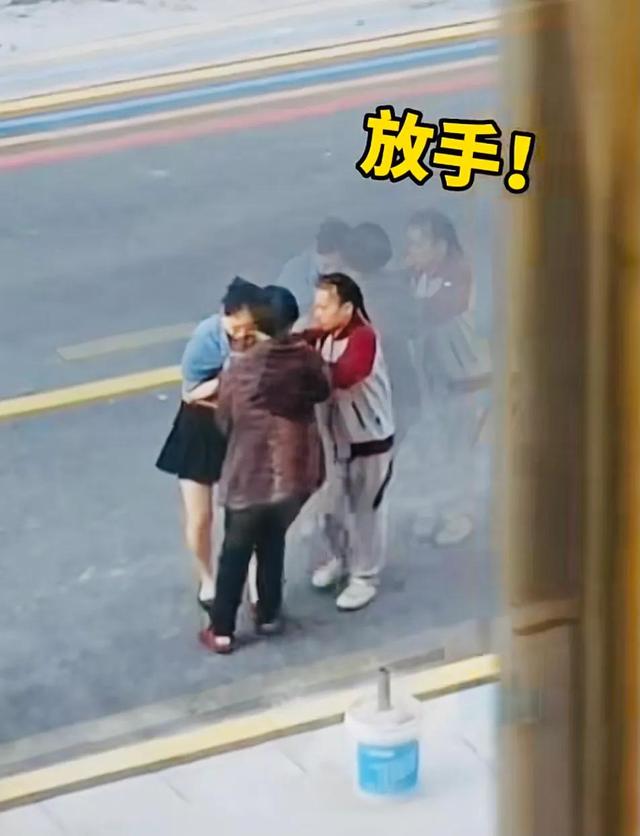 江苏祖孙三人大街上大打出手,没有一个对的,都应该受到严厉批评