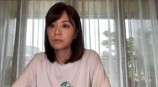 48岁贾静雯得急病后续！化妆后出镜依然憔悴，脸色难看黑眼圈走光