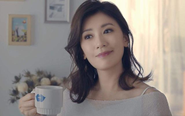 48岁贾静雯得急病后续！化妆后出镜依然憔悴，脸色难看黑眼圈走光