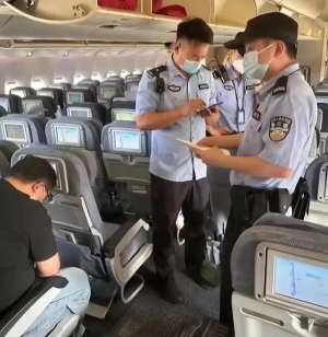裙底偷拍神器-男子偷拍空姐裙底被抓现行，网友：去游泳池看不好吗