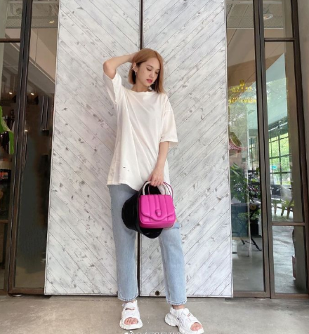 周也长的真高级,校服大片拍出电影质感,甜拽女孩爱了爱了