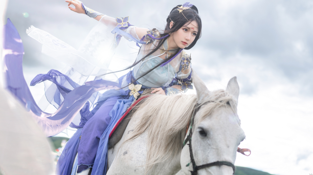 Coser为防走光有多拼?妹子骑马玩COS,安全裤穿了三层