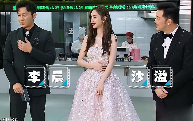 《奔跑吧》杨颖身穿礼服,全程手捂小腹,得知真相后,太尴尬