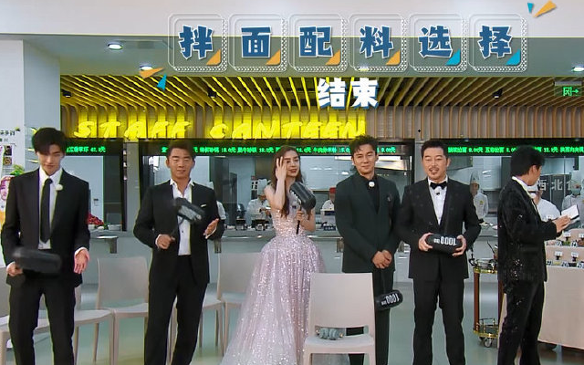 《奔跑吧》杨颖身穿礼服,全程手捂小腹,得知真相后,太尴尬