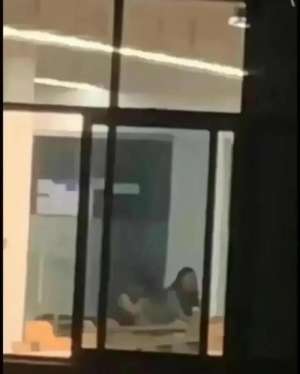 公园偷拍情侣-川媒情侣在教室里的“不可描述”被偷拍，这是暗夜里的罪恶