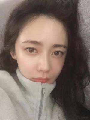 四十岁的女人自拍照-40岁秋瓷炫半夜晒自拍，穿灰色卫衣瘦到认不出，眼睛像刚哭过一样