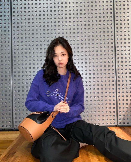周也长的真高级,校服大片拍出电影质感,甜拽女孩爱了爱了