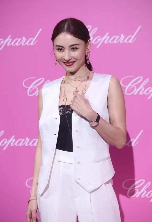 陈冠希照片事件中的女孩们,和她们背后那扇永远也关不上的“门”