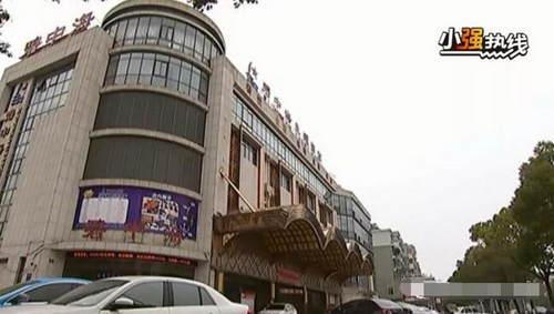 男服务员尾随女顾客进浴场偷拍 手机存1千张不雅照